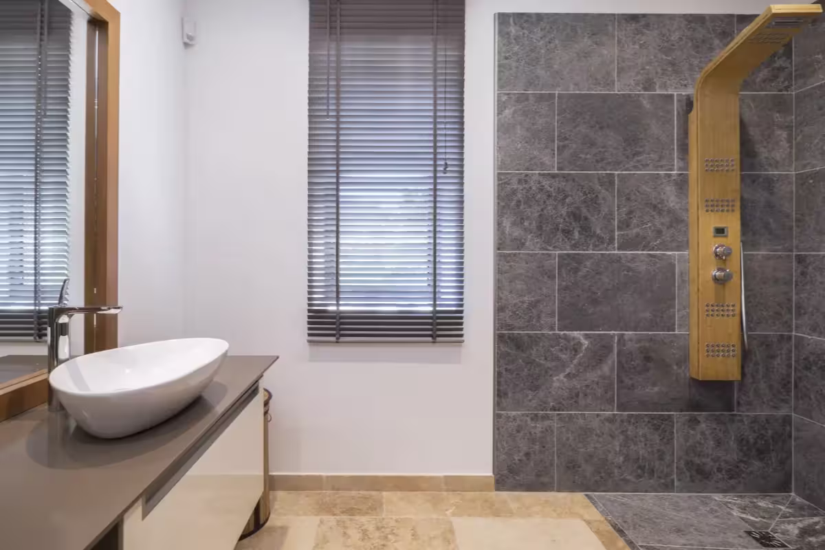 Baño reformado de una masía con nueva grifería, lavabo y ducha
