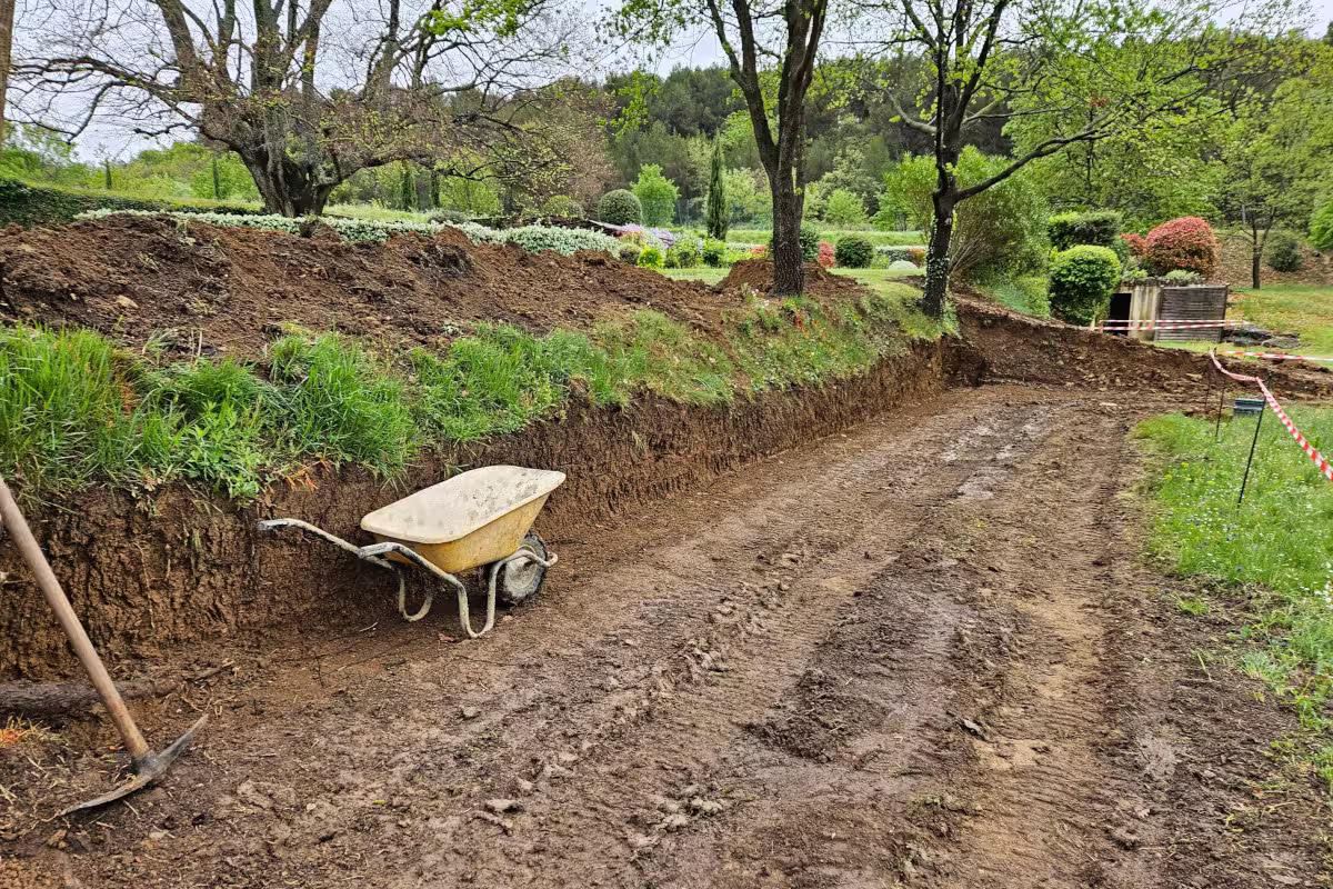 Preparación del terreno para construir un muro de piedra en una masía