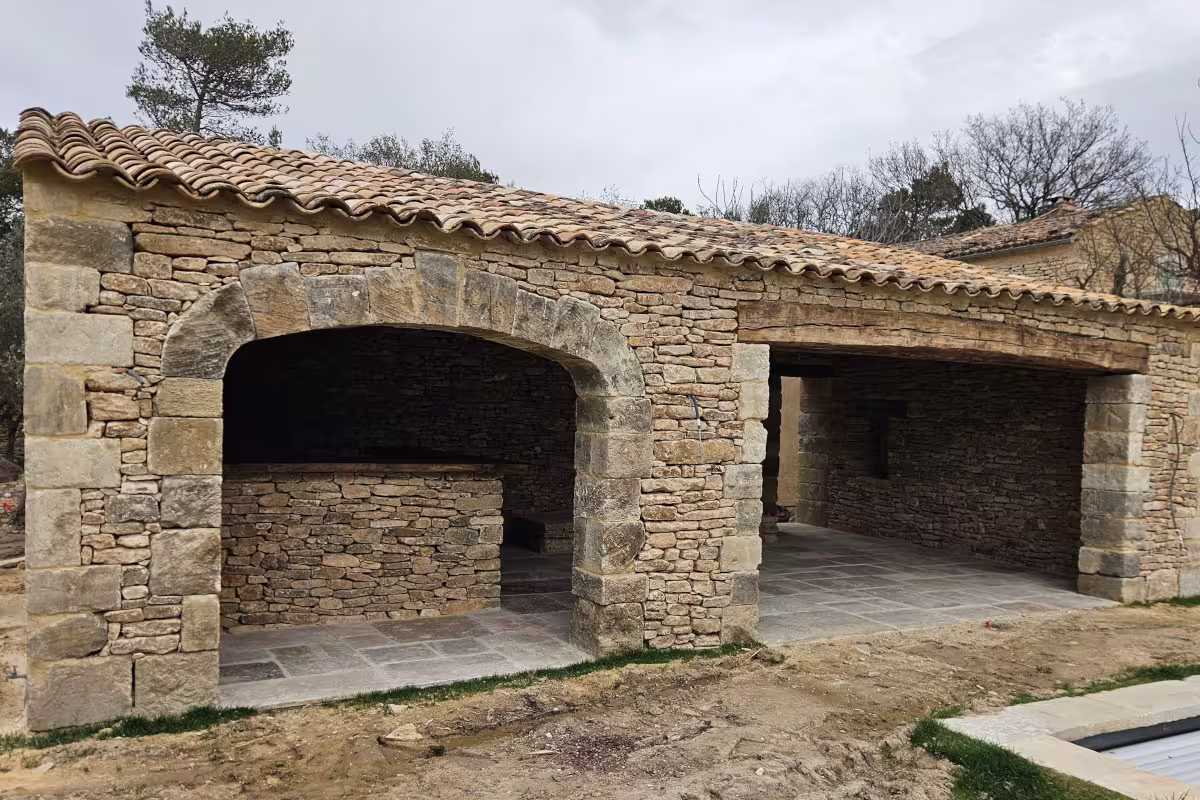 Estructura tradicional de piedra reconstruida y acondicionada en una masía